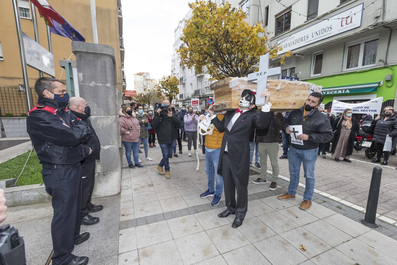 Decenas de hosteleros han protagonizado esta mañana una sonora protesta en Peña Herbosa frente a la sede del Gobierno de Cantabria. Mientras dentro del edificio se anunciaba que se prohibirá la apertura del interior de los locales durante toda la Navidad, fuera los damnificados escenificaban su funeral, con ataúdes y sogas al cuello.