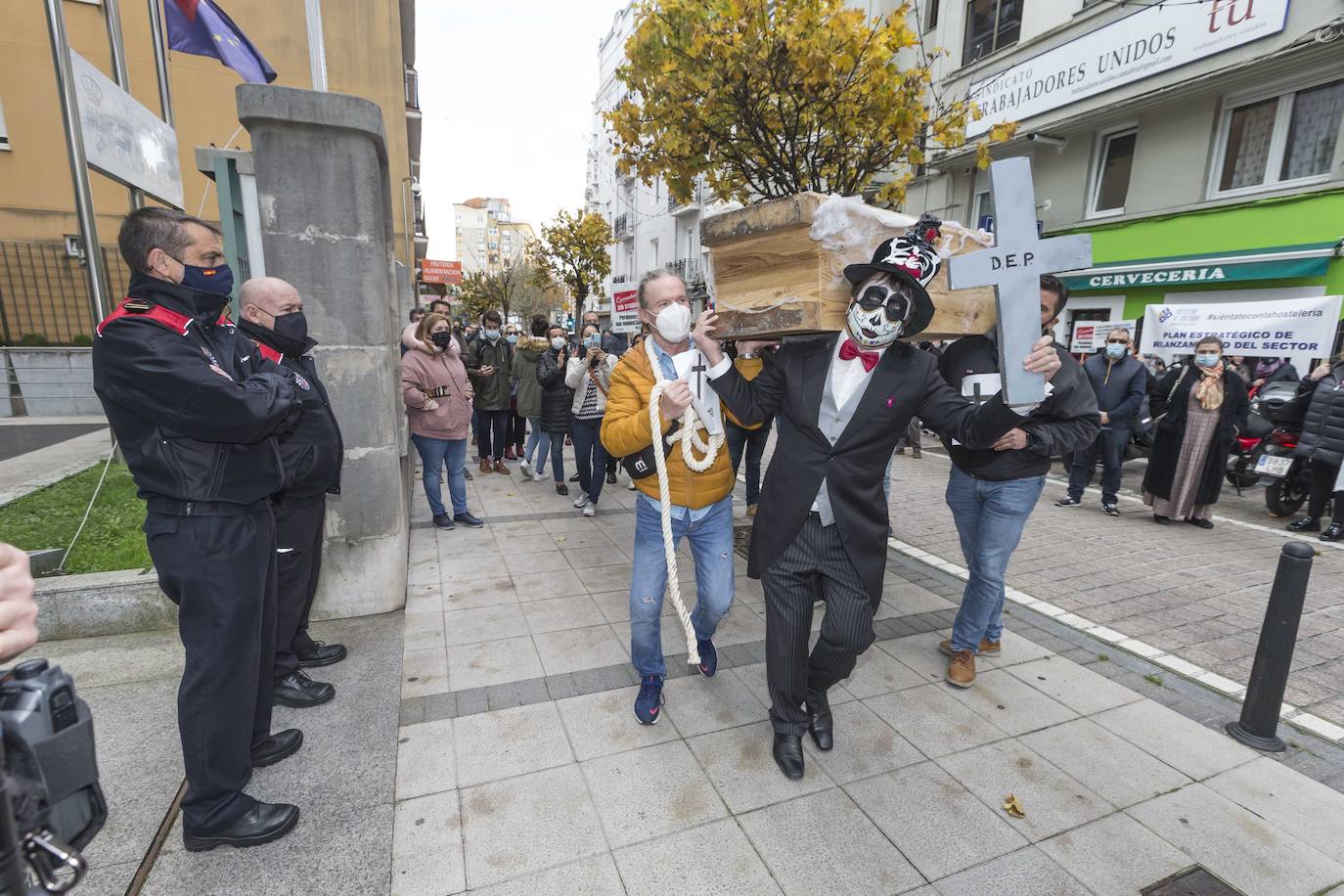 Decenas de hosteleros han protagonizado esta mañana una sonora protesta en Peña Herbosa frente a la sede del Gobierno de Cantabria. Mientras dentro del edificio se anunciaba que se prohibirá la apertura del interior de los locales durante toda la Navidad, fuera los damnificados escenificaban su funeral, con ataúdes y sogas al cuello.