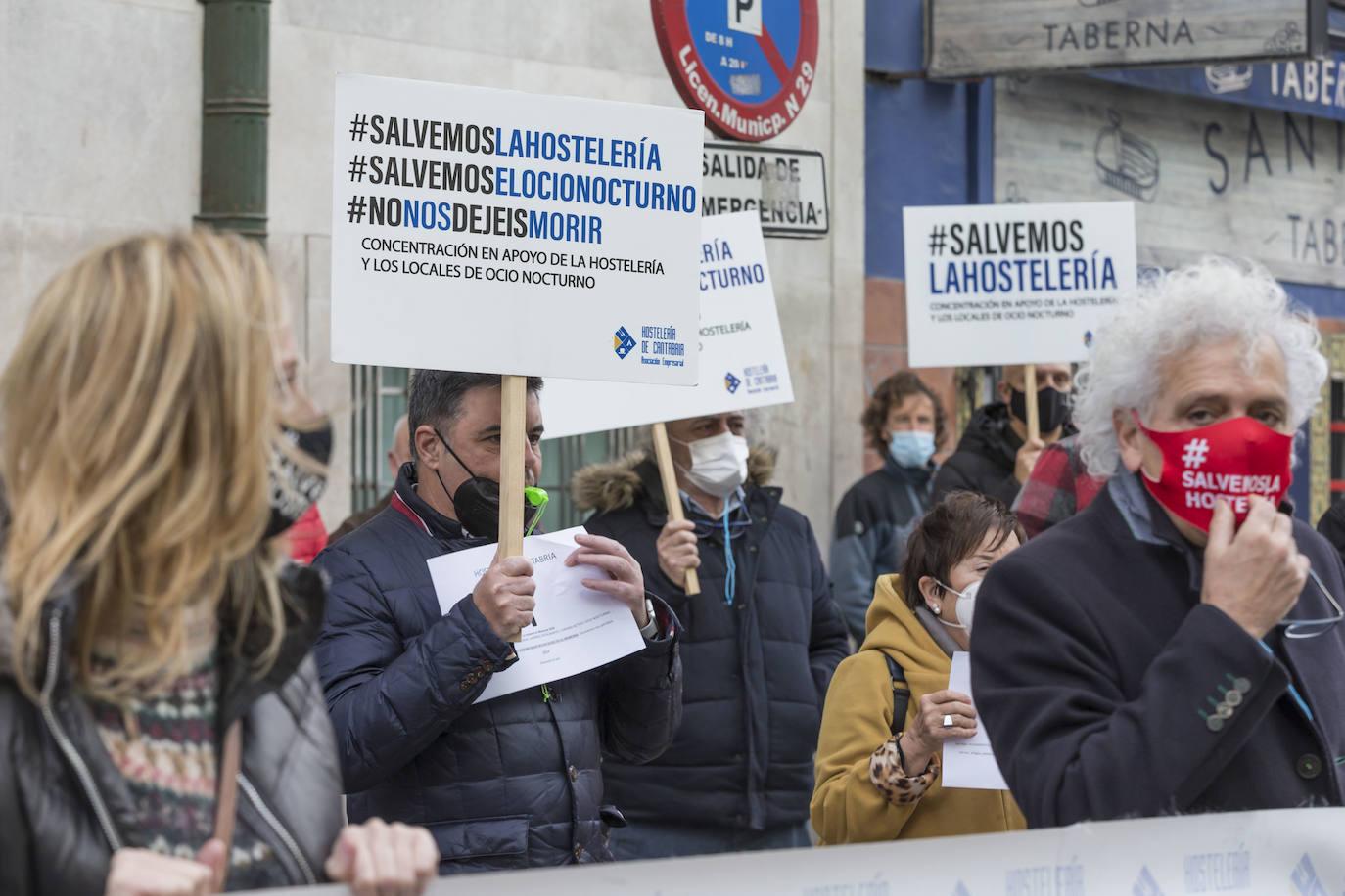 Decenas de hosteleros han protagonizado esta mañana una sonora protesta en Peña Herbosa frente a la sede del Gobierno de Cantabria. Mientras dentro del edificio se anunciaba que se prohibirá la apertura del interior de los locales durante toda la Navidad, fuera los damnificados escenificaban su funeral, con ataúdes y sogas al cuello.