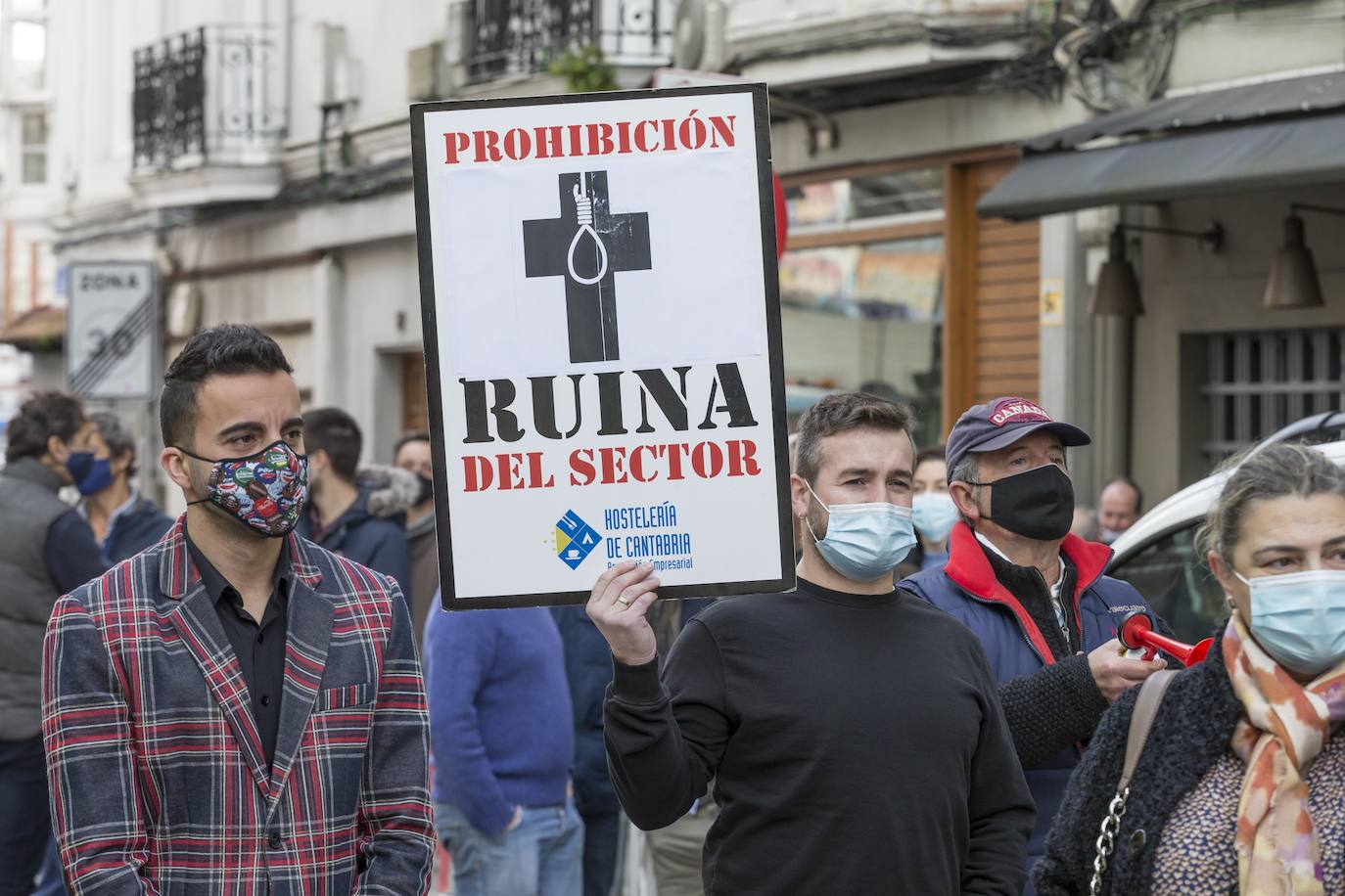 Decenas de hosteleros han protagonizado esta mañana una sonora protesta en Peña Herbosa frente a la sede del Gobierno de Cantabria. Mientras dentro del edificio se anunciaba que se prohibirá la apertura del interior de los locales durante toda la Navidad, fuera los damnificados escenificaban su funeral, con ataúdes y sogas al cuello.