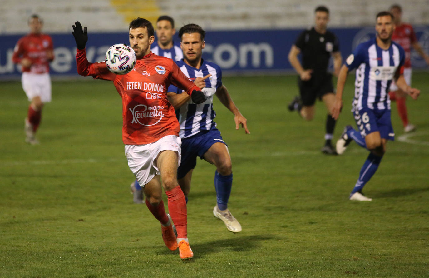 El Laredo se despidió del sueño de la Copa del Rey tras caer por 4-1 ante el Alcoyano en la eliminatoria de primera ronda, disputada en el estadio de El Collao