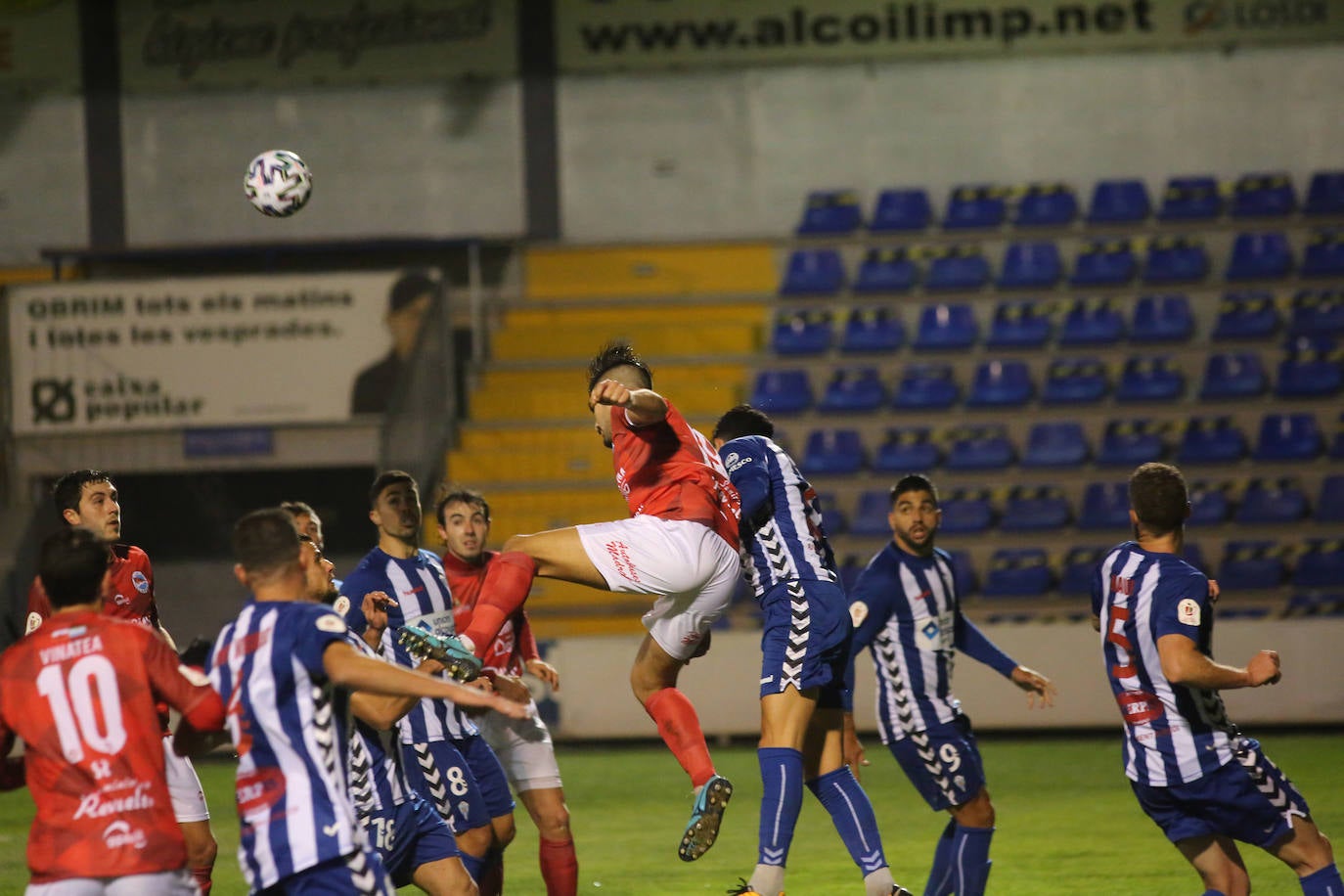 El Laredo se despidió del sueño de la Copa del Rey tras caer por 4-1 ante el Alcoyano en la eliminatoria de primera ronda, disputada en el estadio de El Collao