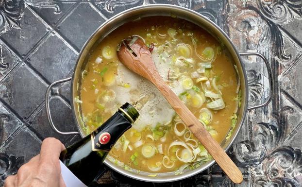 Añadir el caldo, el azafrán y el cava.