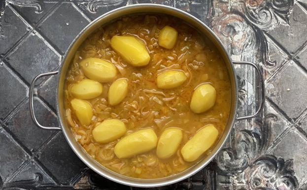 Cocinar las patatas en el caldo.