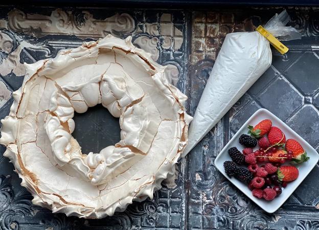 reparar la nata y las frutas para rellenar y decorar.