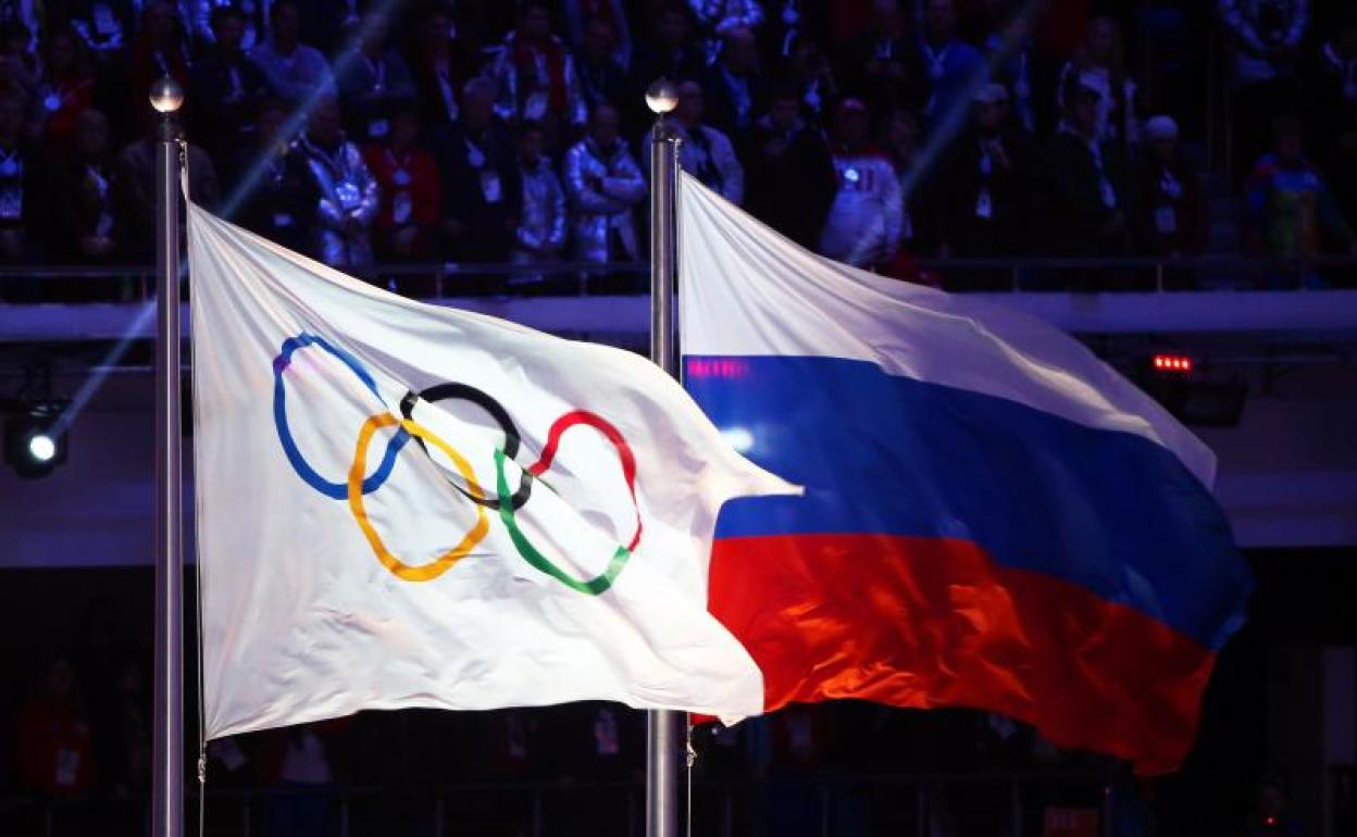 La bandera de Rusia ondea en los Juegos de Sochi 2014. 