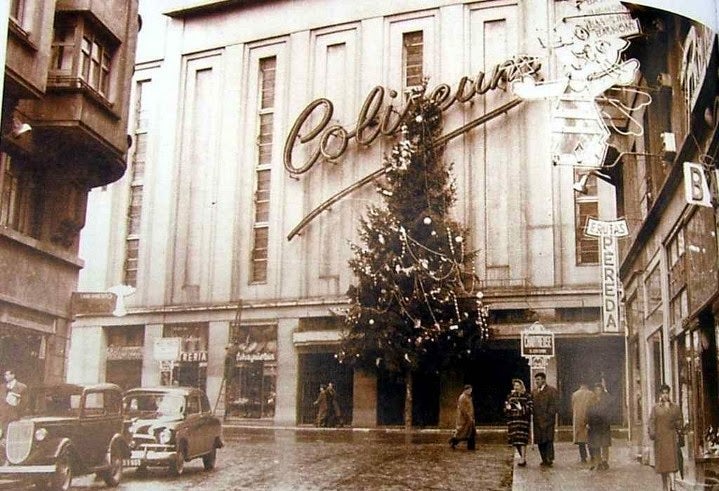 El árbol navideño del Coliseum.