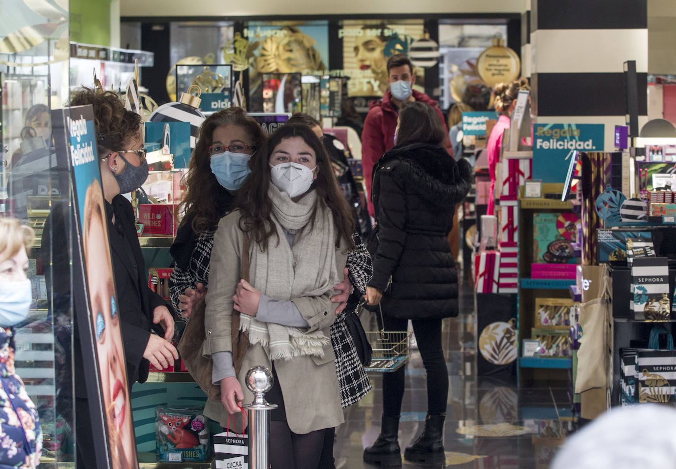 La Navidad está a la vuelta de la esquina y mucha gente aprovecha estos días para realizar compras y quedar en terrazas