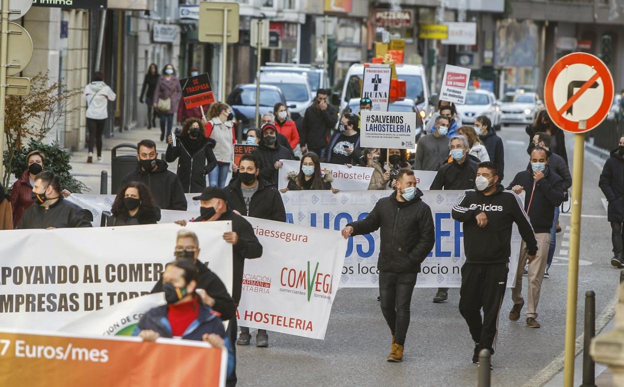 Participantes en la marcha de ayer, a su paso por la calle José María Pereda. 