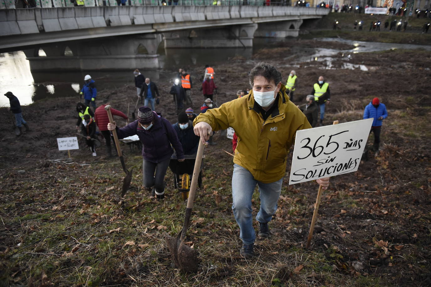 Cerca de 200 personas se han concentrado esta tarde para recordar unas inundaciones que dejaron importantes daños en viviendas y garajes de las localidades de Reinosa y Matamorosa.