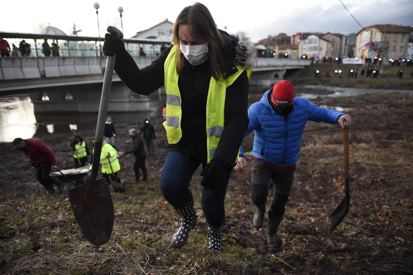 Cerca de 200 personas se han concentrado esta tarde para recordar unas inundaciones que dejaron importantes daños en viviendas y garajes de las localidades de Reinosa y Matamorosa.