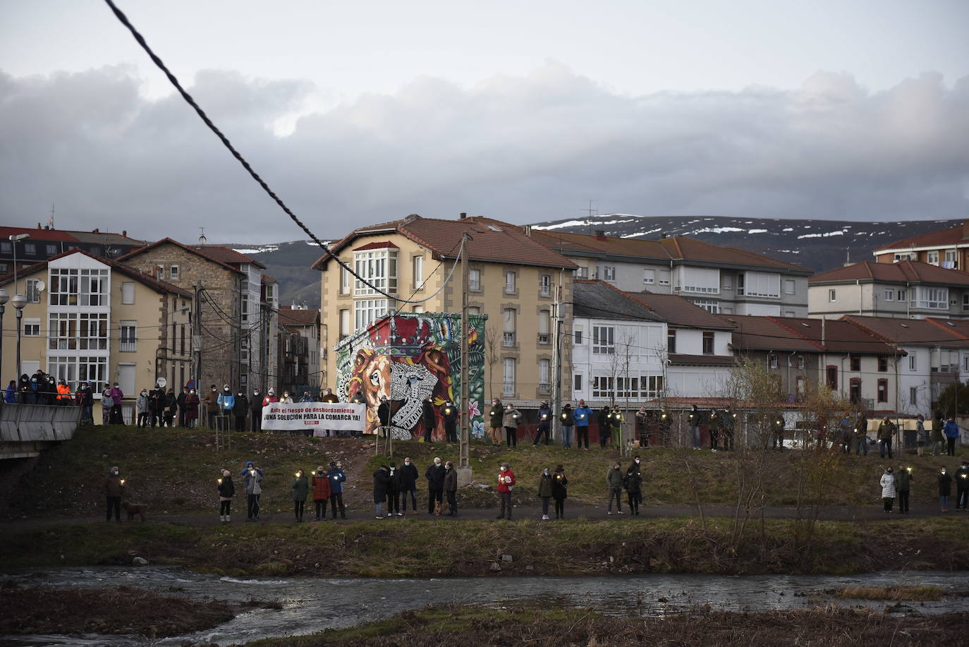 Cerca de 200 personas se han concentrado esta tarde para recordar unas inundaciones que dejaron importantes daños en viviendas y garajes de las localidades de Reinosa y Matamorosa.