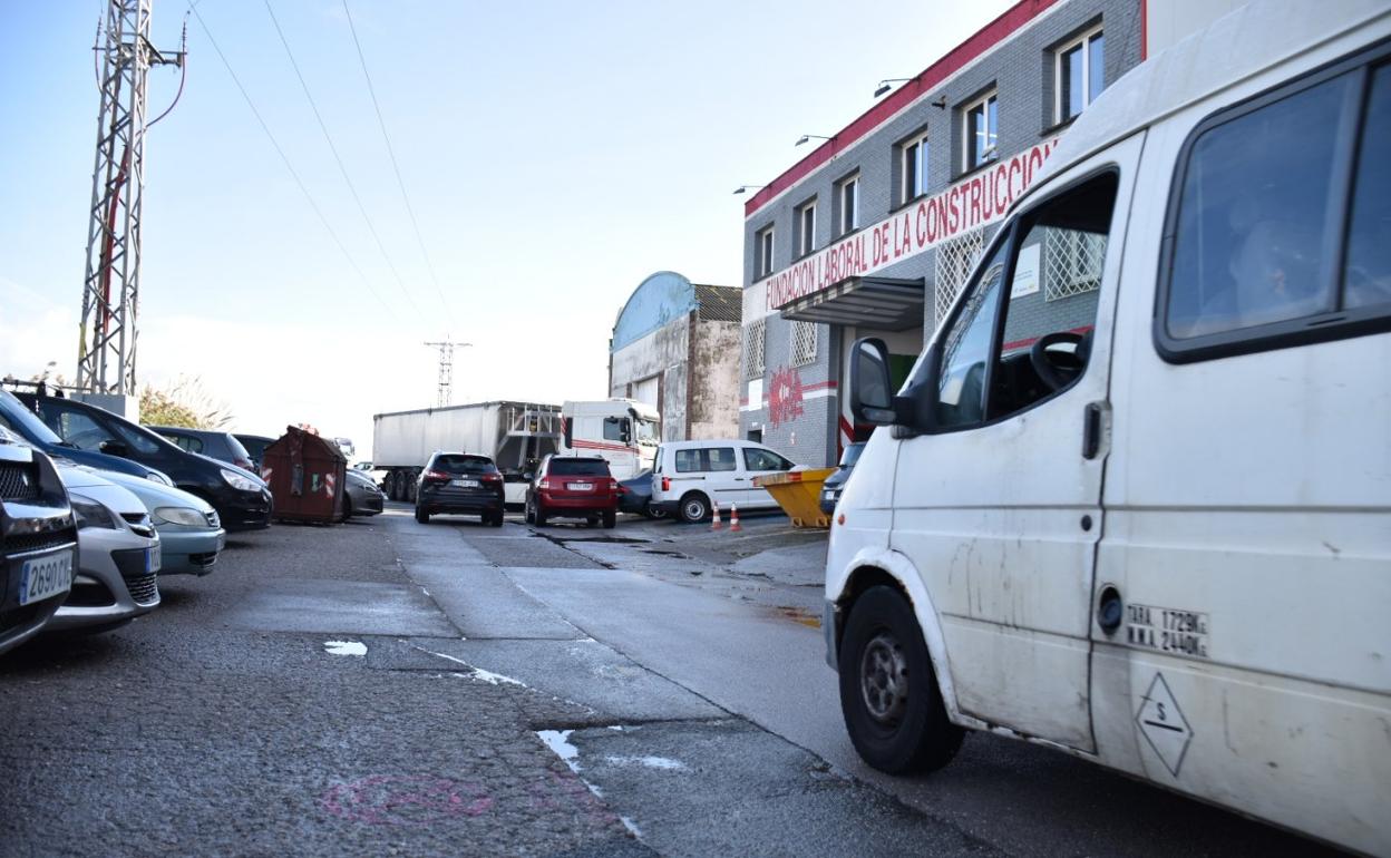 Un vehículo circula por uno de los viales interiores del polígono Mies de San Juan, este octubre, en Camargo. 