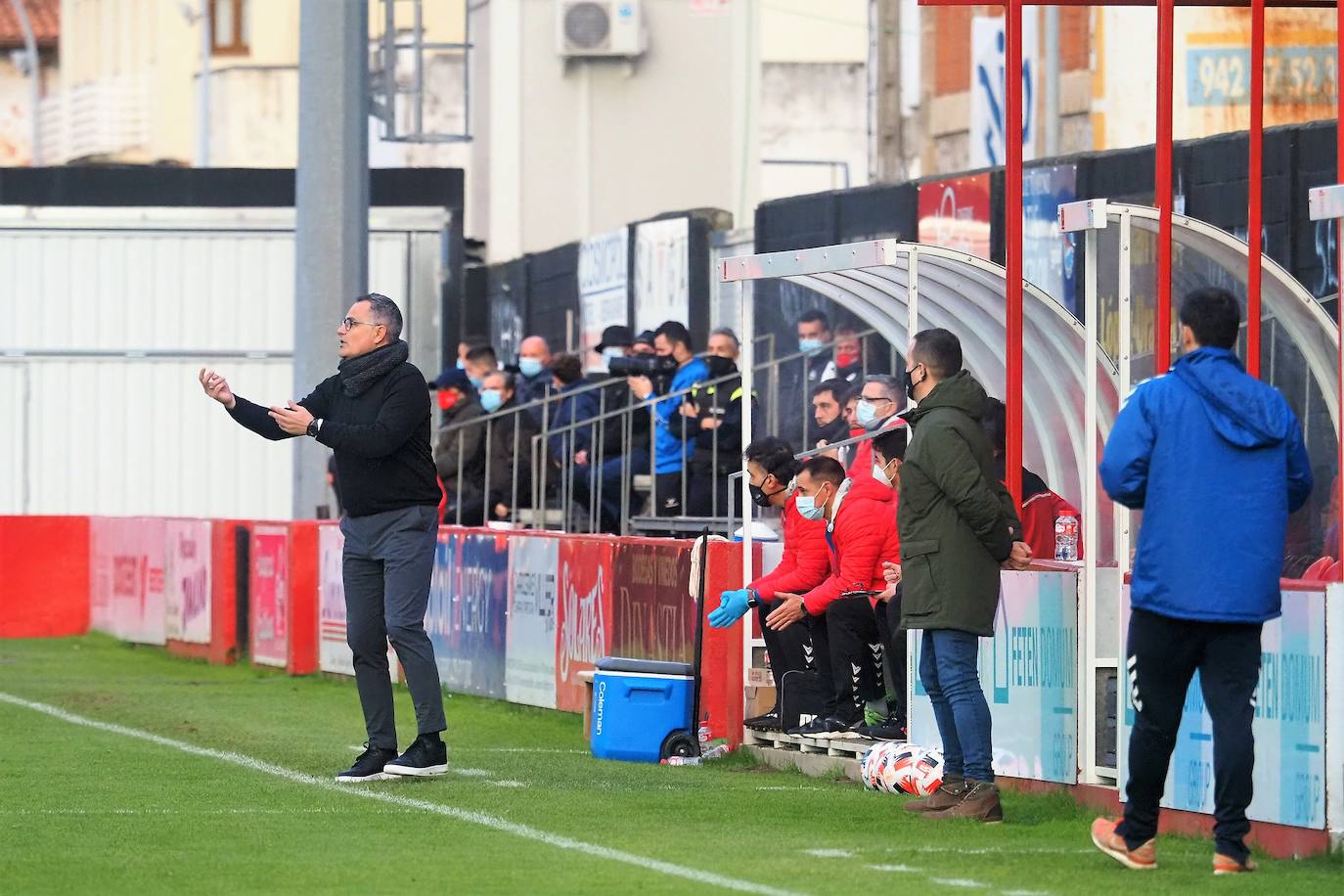 El Charles suma su cuarta victoria de la temporada a costa del Leioa y cierra la primera vuelta de la Liga en la cuarta posición