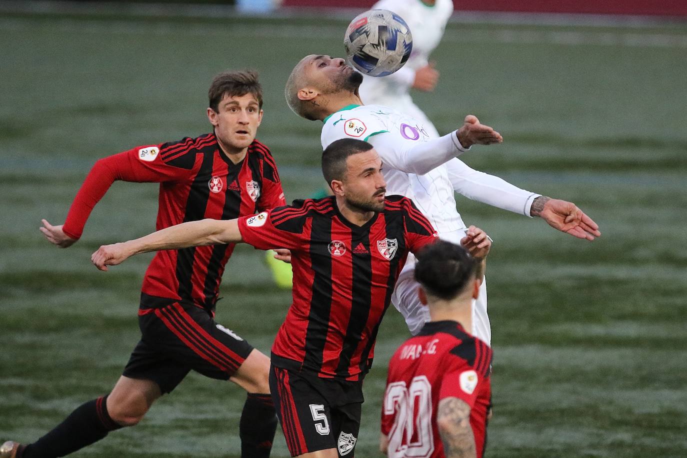 Partido demasiado irregular del Racing. Mala primera parte, en la que pudo marcar gracias a Balboa y en la que el Arenas se adelantó en el marcador con un gol de Leandro de penalti. Los cántabros salieron en tromba tras el descanso y logró la igualada con un cabezazo de Mantilla. 