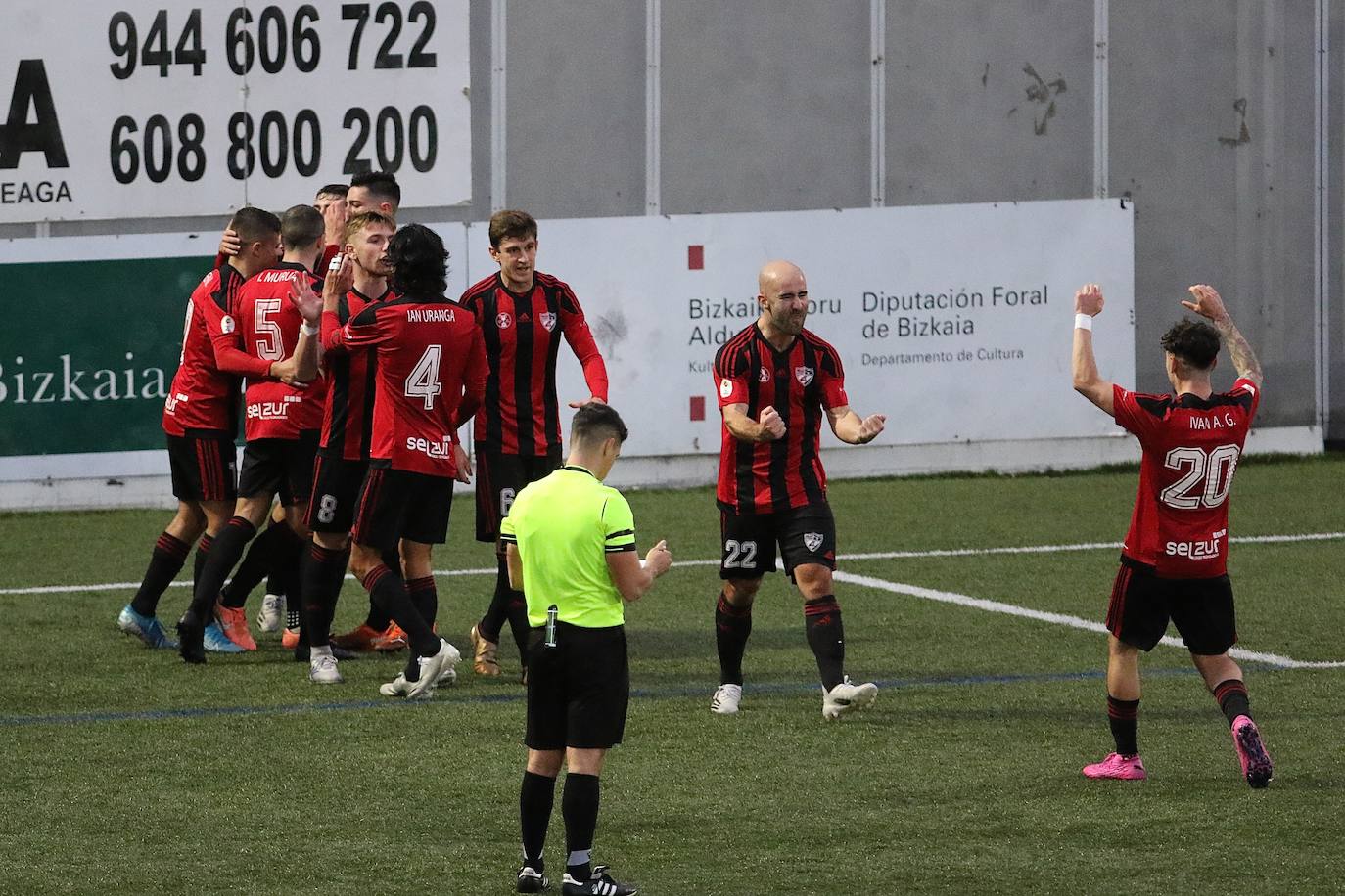 Partido demasiado irregular del Racing. Mala primera parte, en la que pudo marcar gracias a Balboa y en la que el Arenas se adelantó en el marcador con un gol de Leandro de penalti. Los cántabros salieron en tromba tras el descanso y logró la igualada con un cabezazo de Mantilla. 