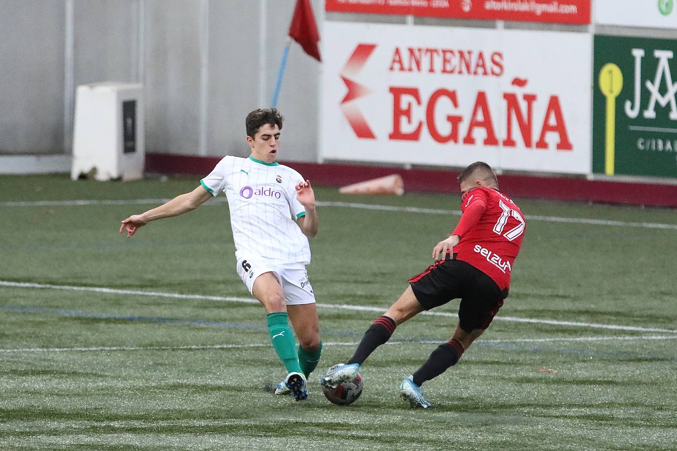 Partido demasiado irregular del Racing. Mala primera parte, en la que pudo marcar gracias a Balboa y en la que el Arenas se adelantó en el marcador con un gol de Leandro de penalti. Los cántabros salieron en tromba tras el descanso y logró la igualada con un cabezazo de Mantilla. 