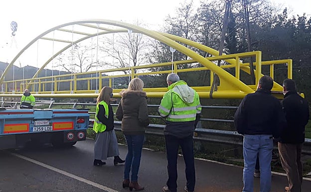 Momento de la colocación, con la estructura colgando de unas grúas 
