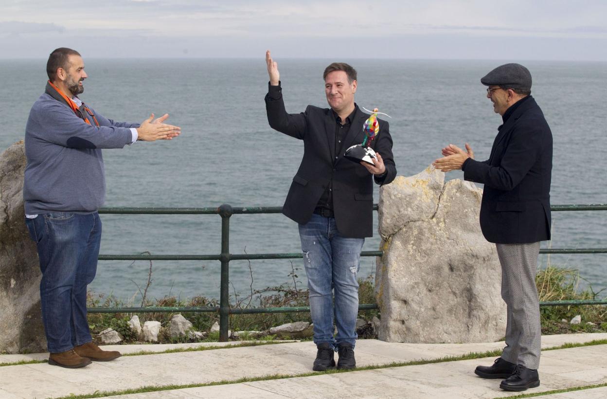 David de Jorge (a la izquierda) y el chef Jesús Sánchez (a la derecha) aplauden a Carlos Latre tras recibir el premio 'Bocarte de plata 2020' al 'foodie del año' en La Magdalena