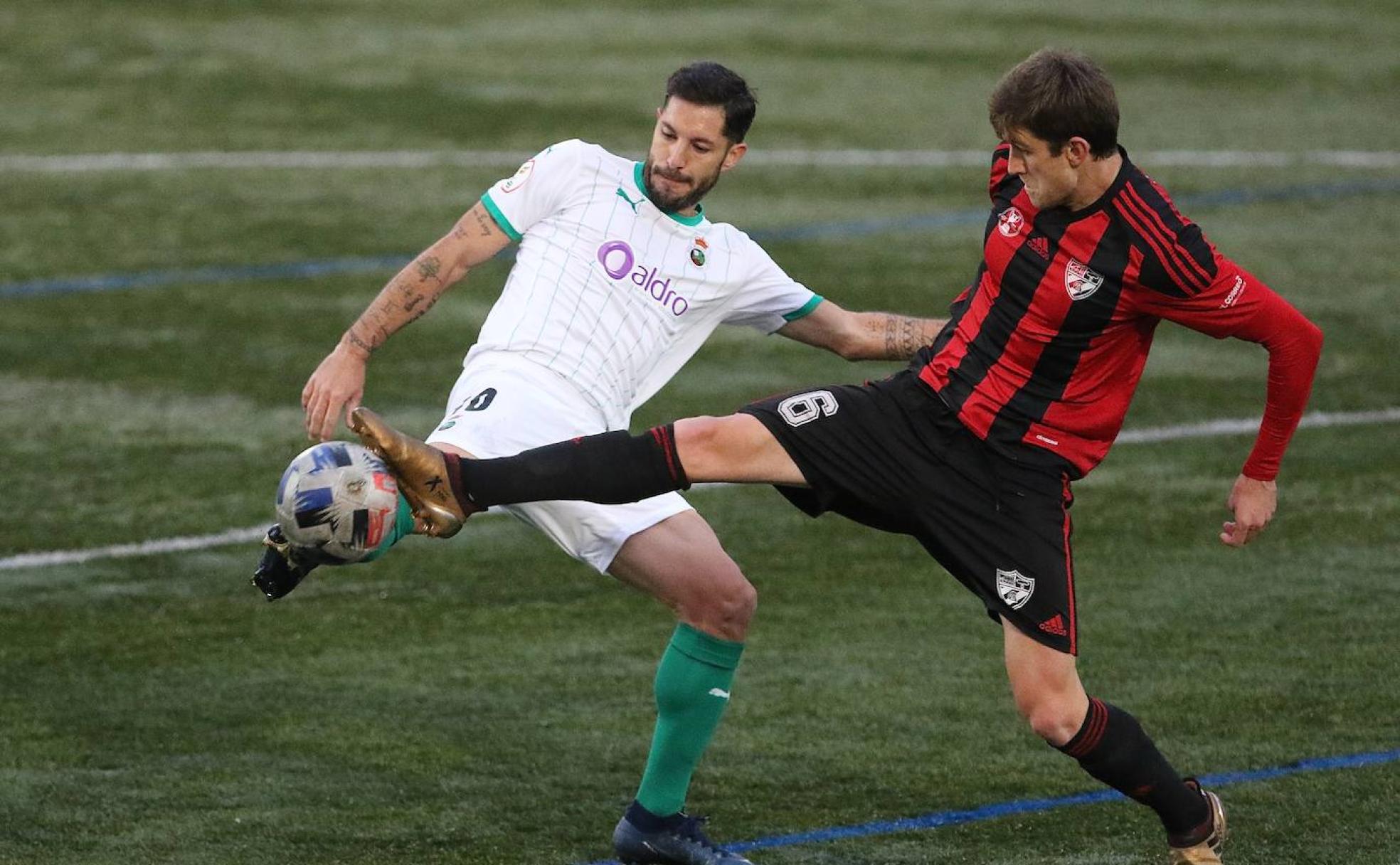 Cejudo controla el balón ante Íñigo Celihueta en el encuentro de ayer en Gobela. 