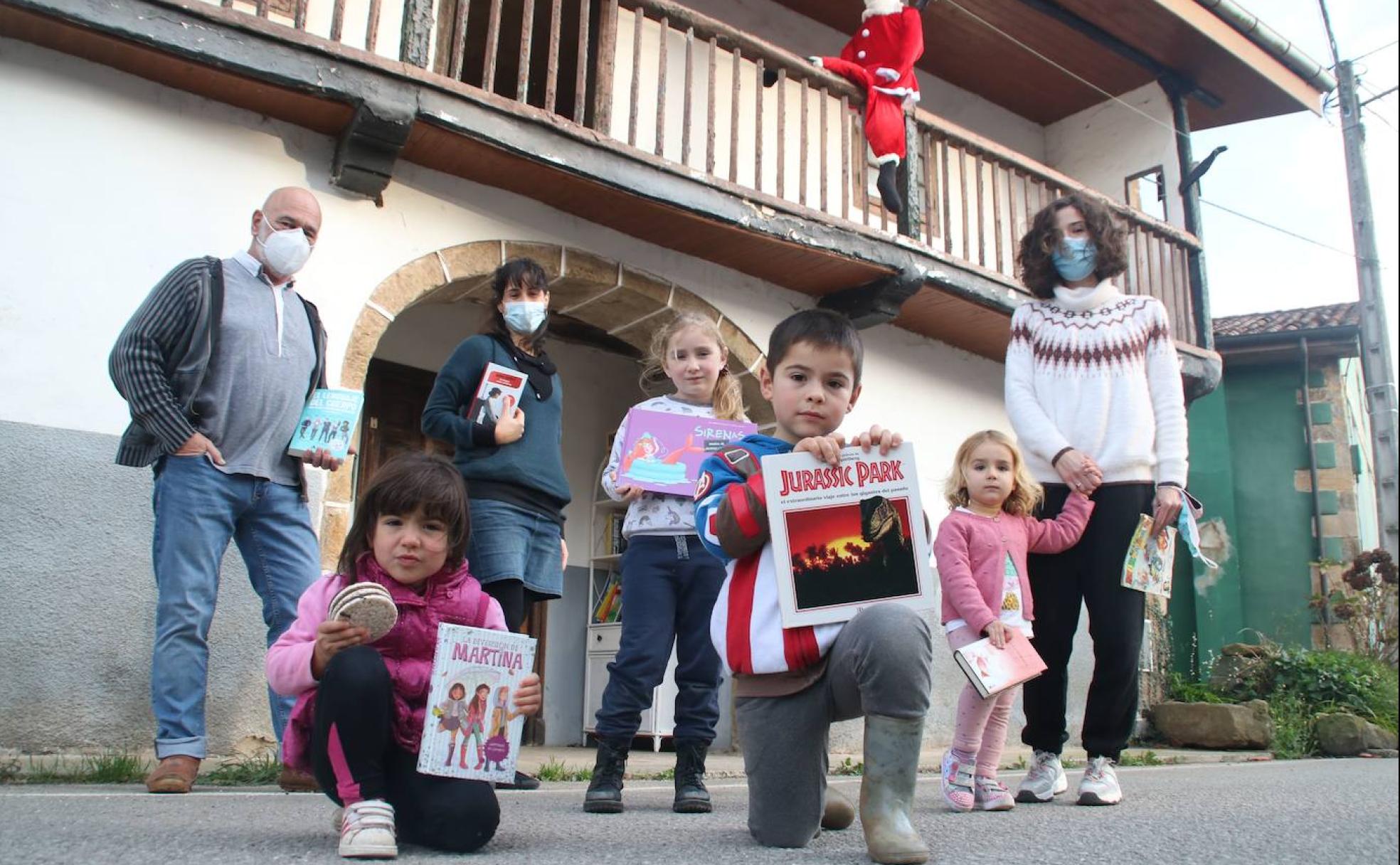 Algunos de los vecinos que se han implicado en este proyecto de punto de liberación de libros 