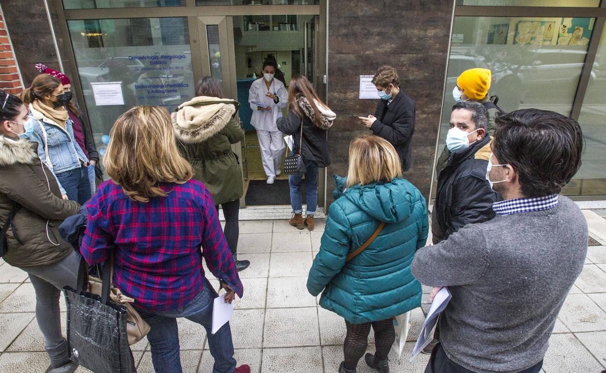 Imagen de la cola para hacerse la prueba PCR a las puertas del laboratorio Medicantabria, en la calle Castilla de Santander, durante la mañana de ayer.