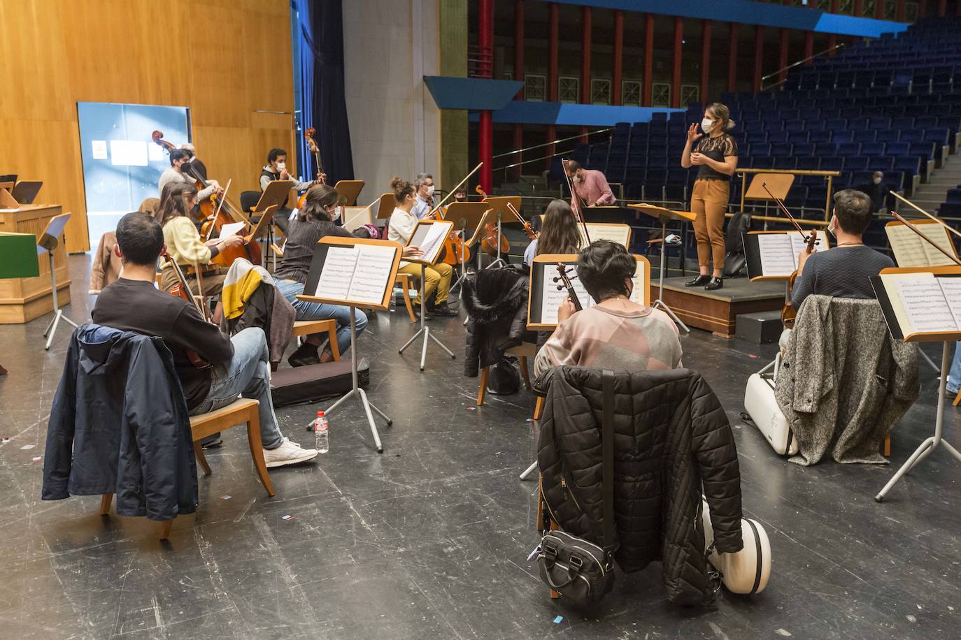 Ensayos de la OSCAN que junto al Coro Lírico de Cantabria y las solistas Marina Pardo y María del Mar Fernández Dova actúan en el Palacio de Festivales bajo la batuta de Paula Sumillera