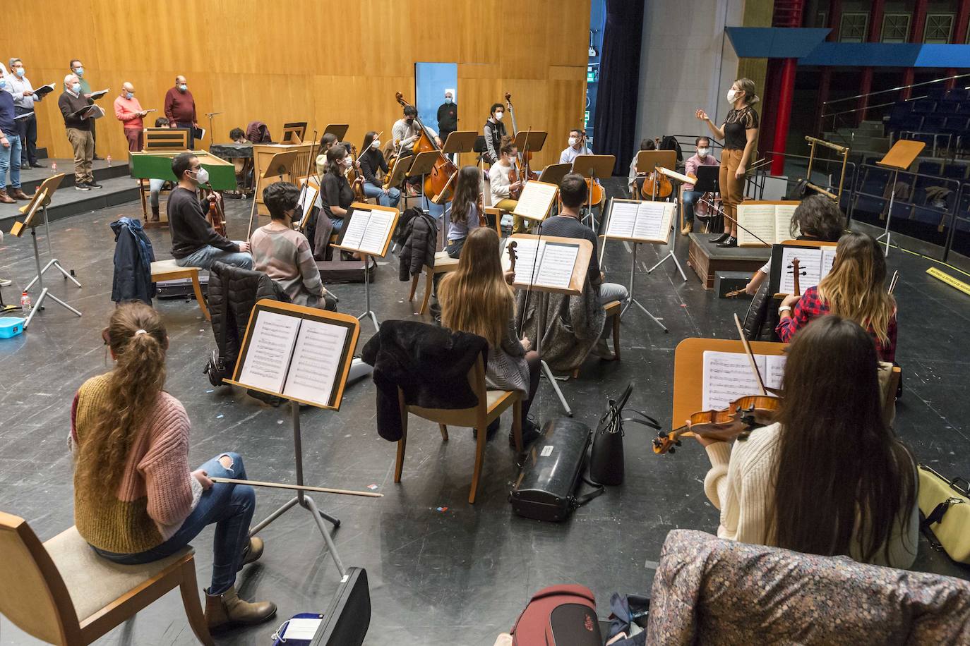 Ensayos de la OSCAN que junto al Coro Lírico de Cantabria y las solistas Marina Pardo y María del Mar Fernández Dova actúan en el Palacio de Festivales bajo la batuta de Paula Sumillera