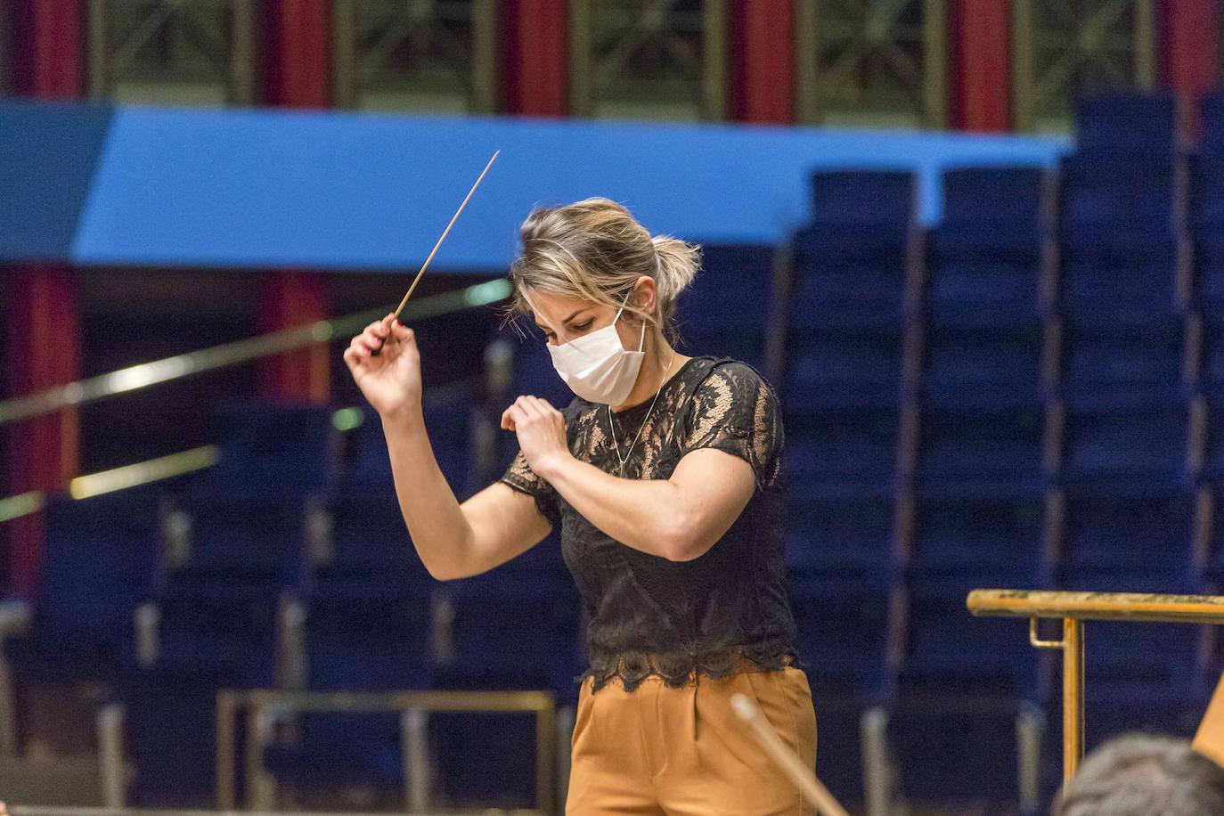 Ensayos de la OSCAN que junto al Coro Lírico de Cantabria y las solistas Marina Pardo y María del Mar Fernández Dova actúan en el Palacio de Festivales bajo la batuta de Paula Sumillera