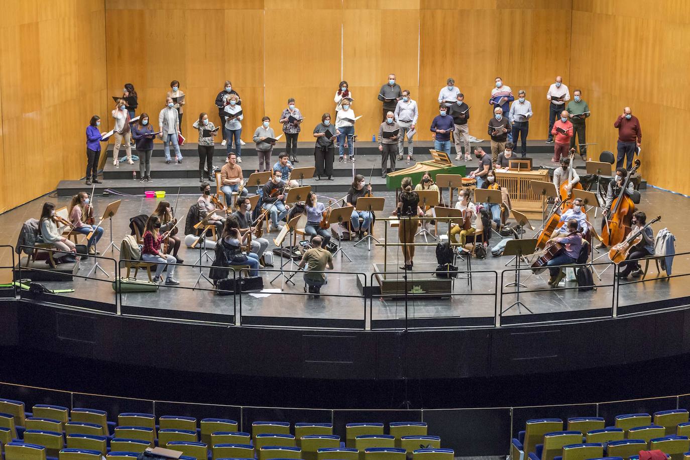 Ensayos de la OSCAN que junto al Coro Lírico de Cantabria y las solistas Marina Pardo y María del Mar Fernández Dova actúan en el Palacio de Festivales bajo la batuta de Paula Sumillera