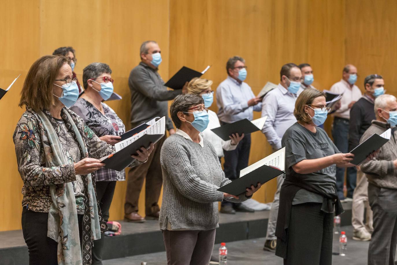 Ensayos de la OSCAN que junto al Coro Lírico de Cantabria y las solistas Marina Pardo y María del Mar Fernández Dova actúan en el Palacio de Festivales bajo la batuta de Paula Sumillera