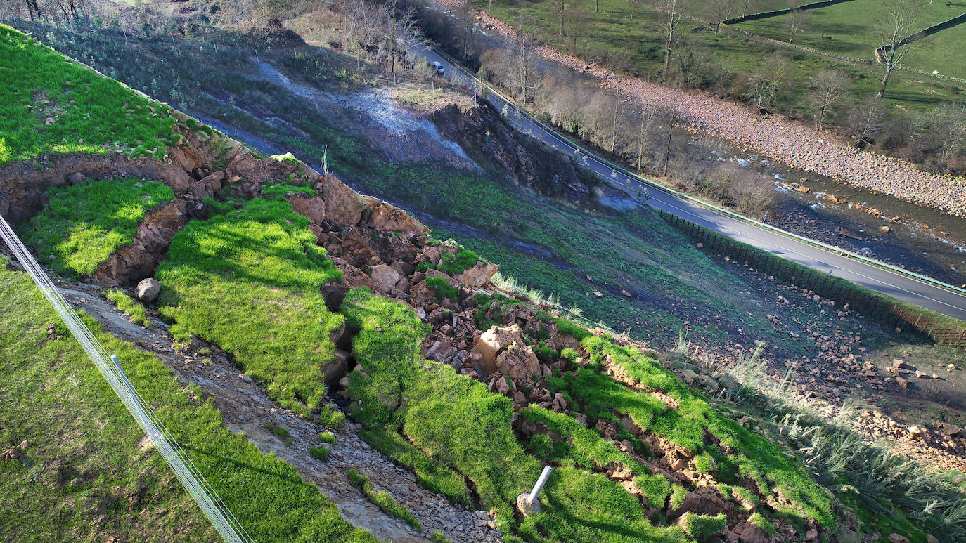 En la parte superior del argayo se aprecian los deslizamientos de la ladera. En la parte baja están instaladas las medidas de protección