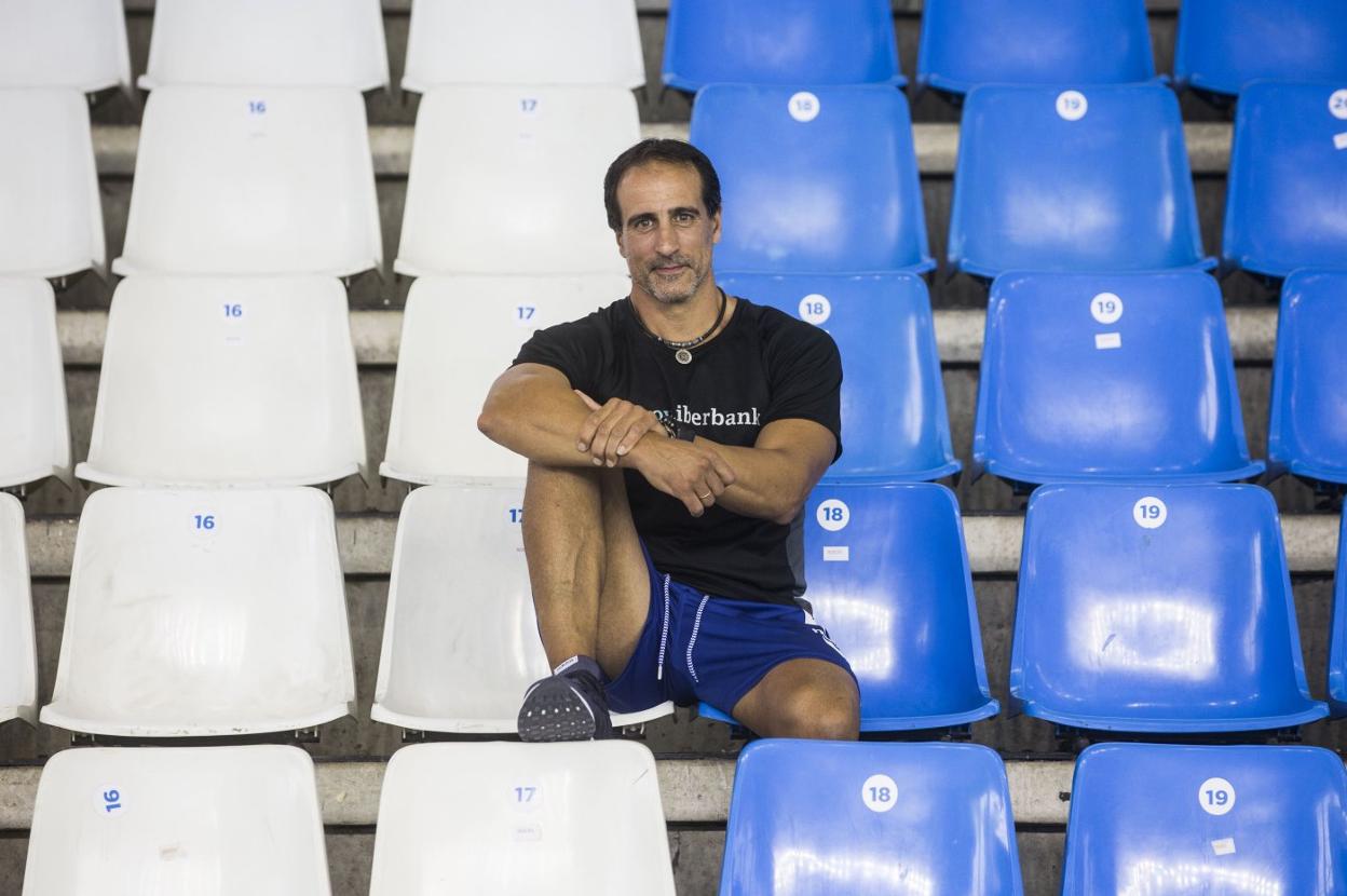 Rodrigo Reñones, en el Pabellon de la Albericia durante su etapa como técnico del Liberbank Cantabria Sinfín de Liga Asobal. 