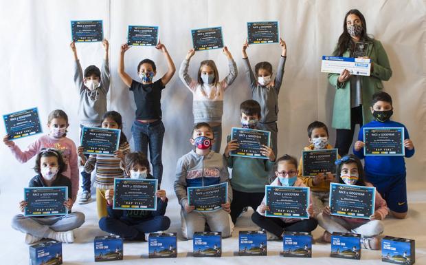 Alumnos y profesora de la otra clase de Primaria ganadora del certamen nacional.