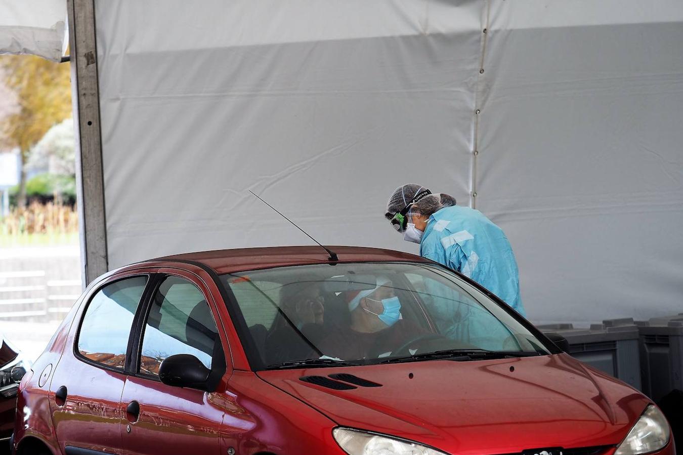 Este jueves se han formado largas colas ante el coroauto del Palacio de Deportes de Santander para realizarse pruebas PCR antes de la cena de Nochebuena. 