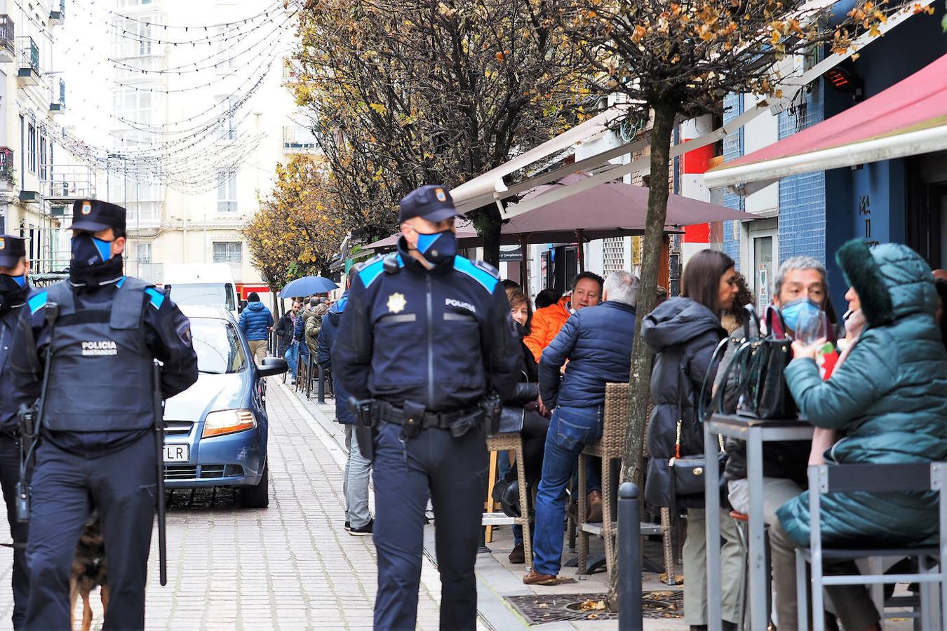 La 'tardebuena' de este 2020 está dejando imágenes muy distintas a las de otros años: el covid, la responsabilidad individual y los amplios dispositivos policiales están evitando aglomeraciones de gente.