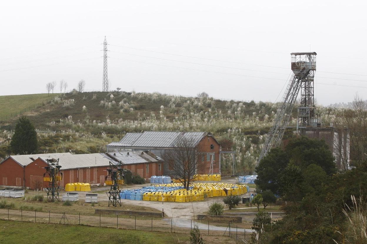 Vista de los terrenos e instalaciones de la antigua mina de Azsa, en el municipio de Reocín. 