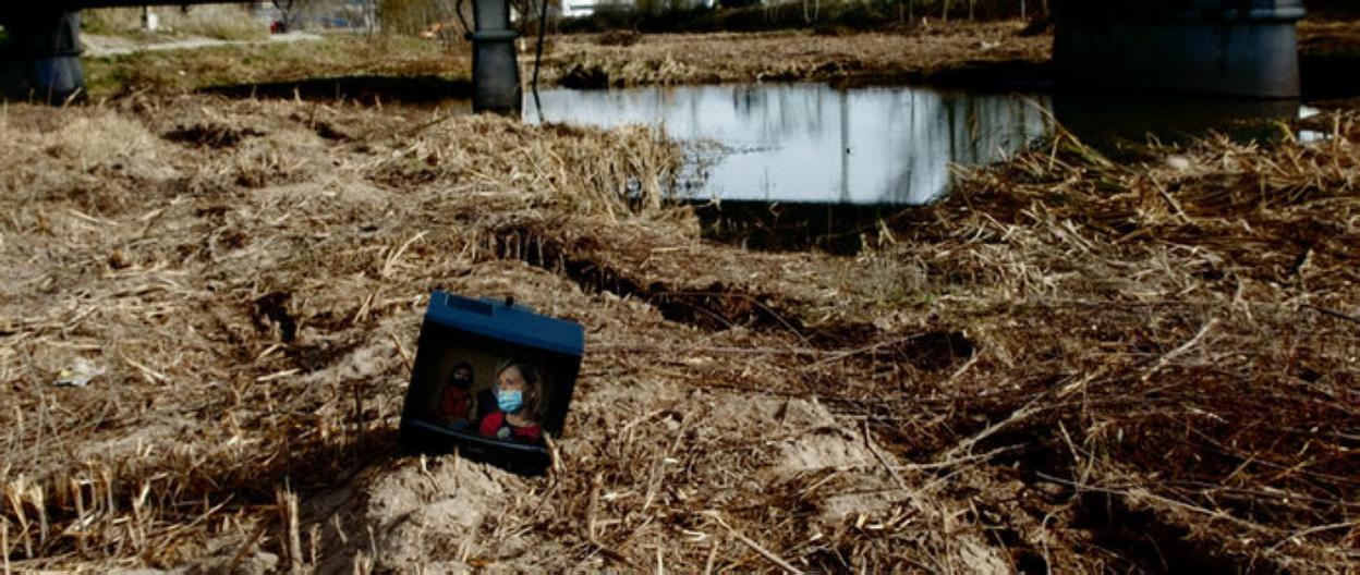 Dos fotogramas de 'A contracorriente' que se grabó apenas dos días después de las inundaciones. 