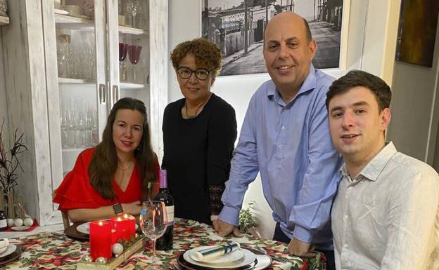 Isabel, Chiqui, su marido Raúl, y Luisma, antes de cenar con tres invitados más.