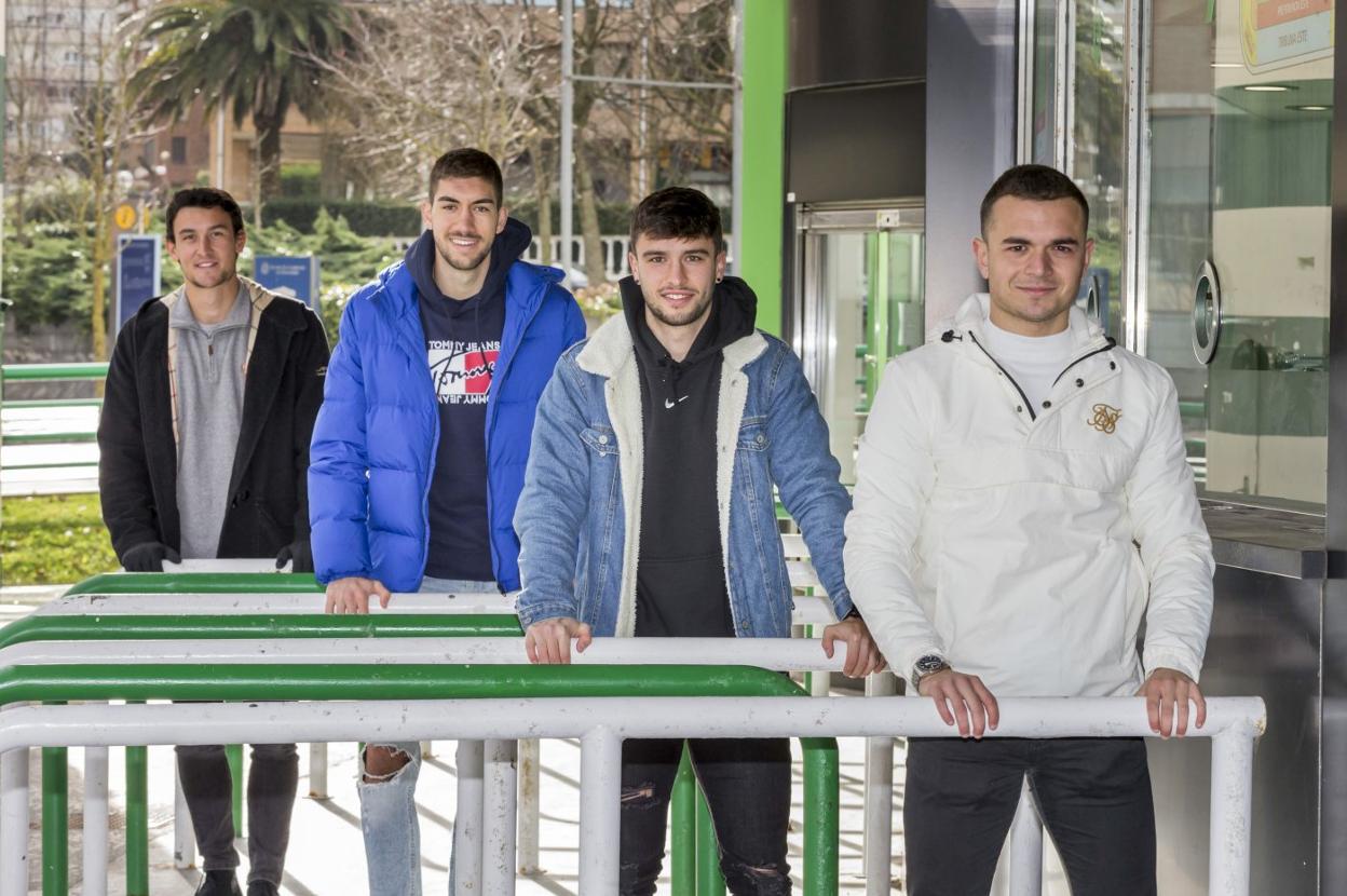 De izquierda a derecha, los cuatro jugadores cedidos del Racing, Juan Gutiérrez, Mario Muys, Miguel Goñi y Saúl García posan en las taquillas de los Campos de Sport.