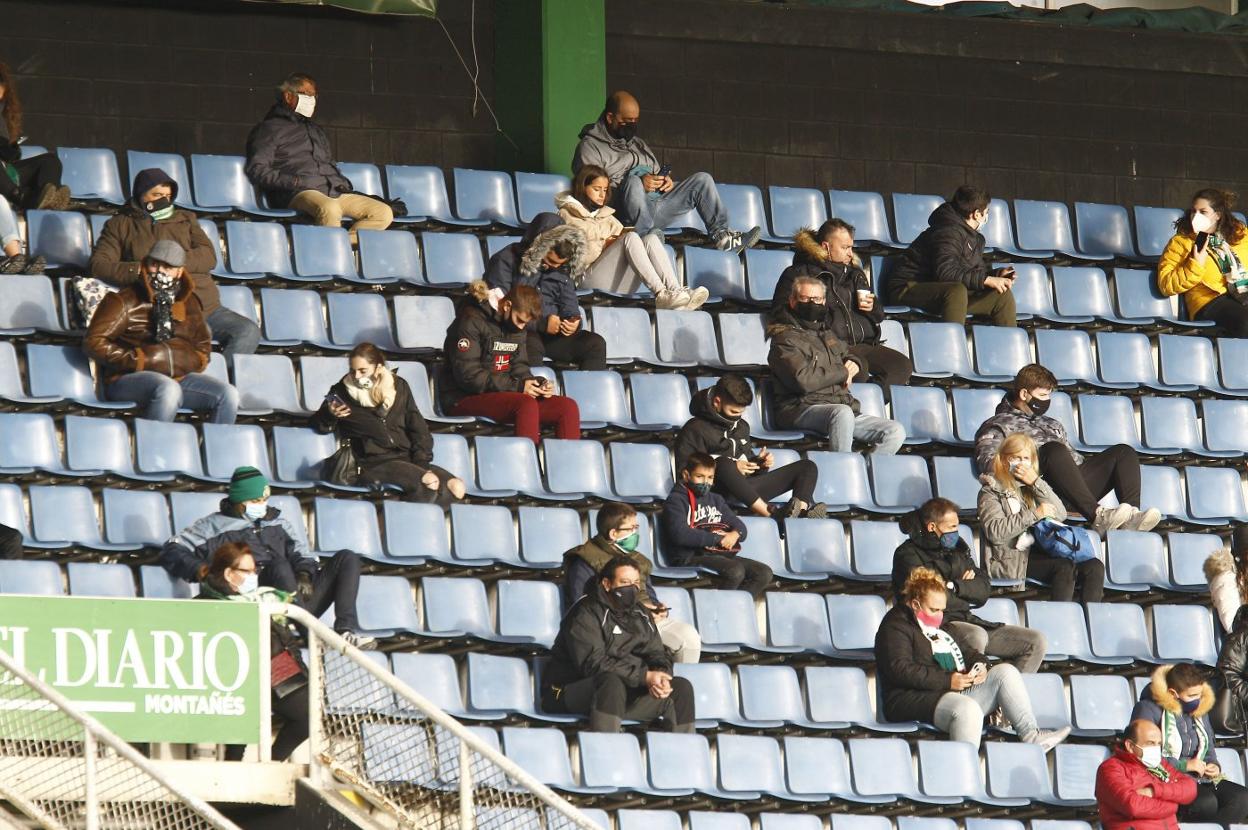 La grada de los Campos de Sport, con el aforo limitado. 