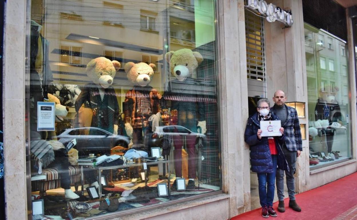 Escaparate de Bogart Moda con su gerente, Aurora Buenaga, y su hijo