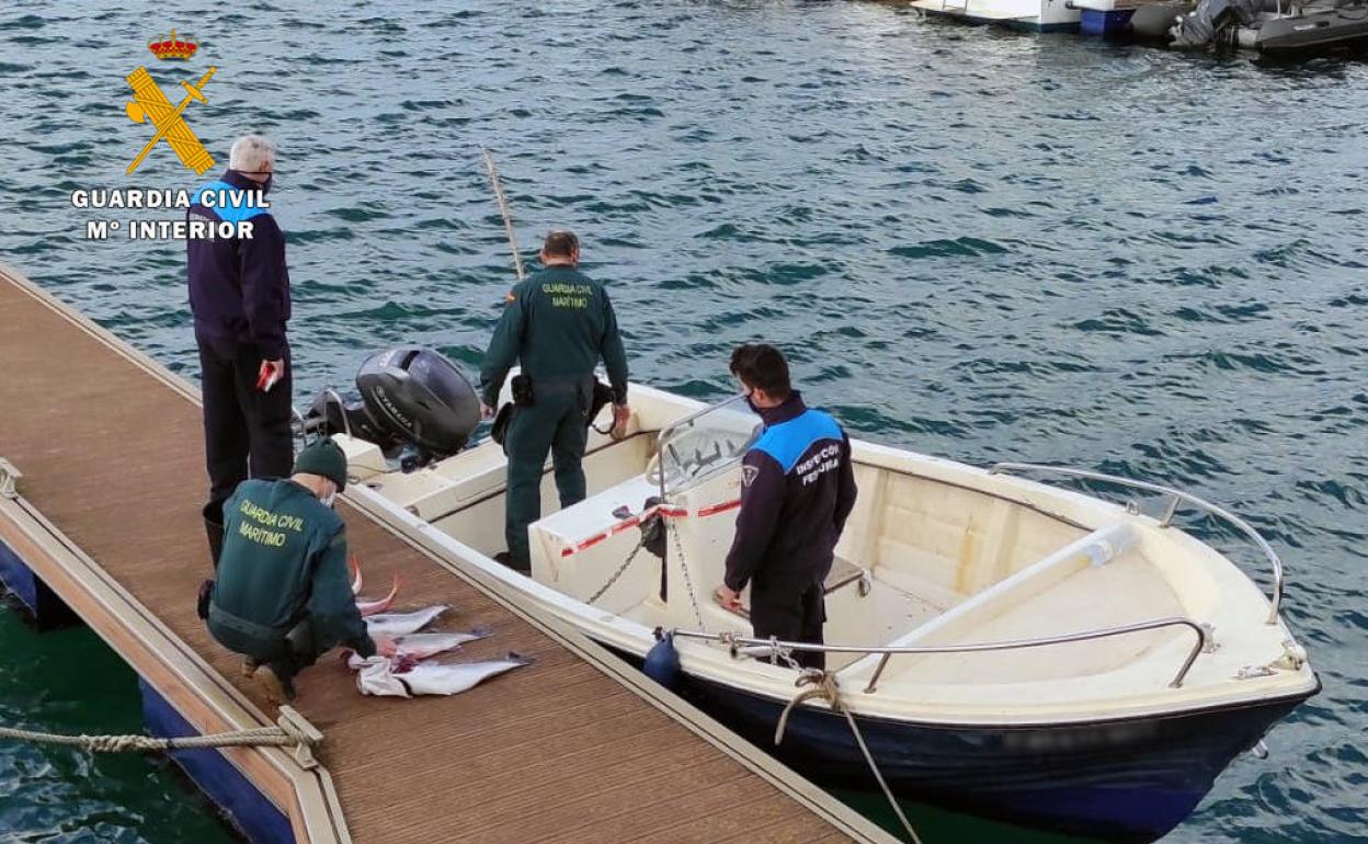 Interceptados dos furtivos multirreincidentes pescando con palangre en El Sardinero