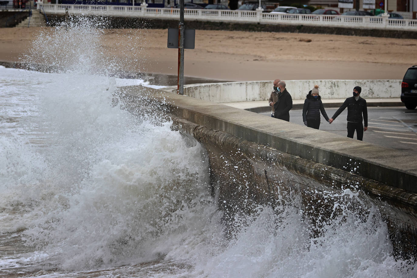 La nueva borrasca atlántica provoca enormes olas en el litoral cántabro y vientos huracanados. El argayo de Los Peligros está acordonado por precaución y el mordisco de arena en las playas sigue aumentando por la sucesión de temporales marítimos.