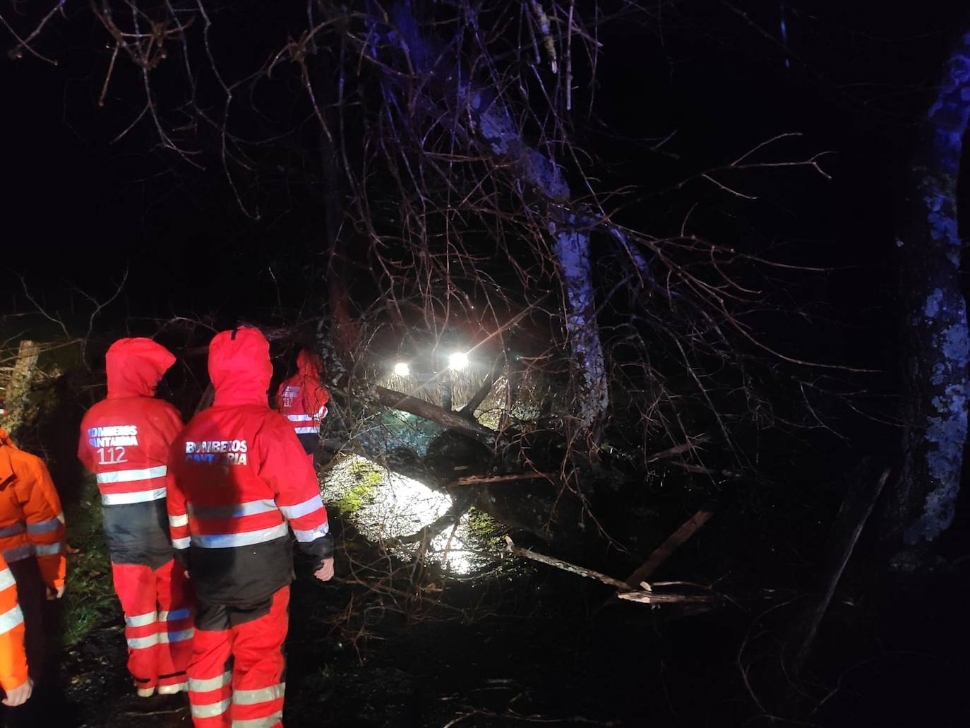 La nueva borrasca atlántica provoca enormes olas en el litoral cántabro y vientos huracanados. El argayo de Los Peligros está acordonado por precaución y el mordisco de arena en las playas sigue aumentando por la sucesión de temporales marítimos.