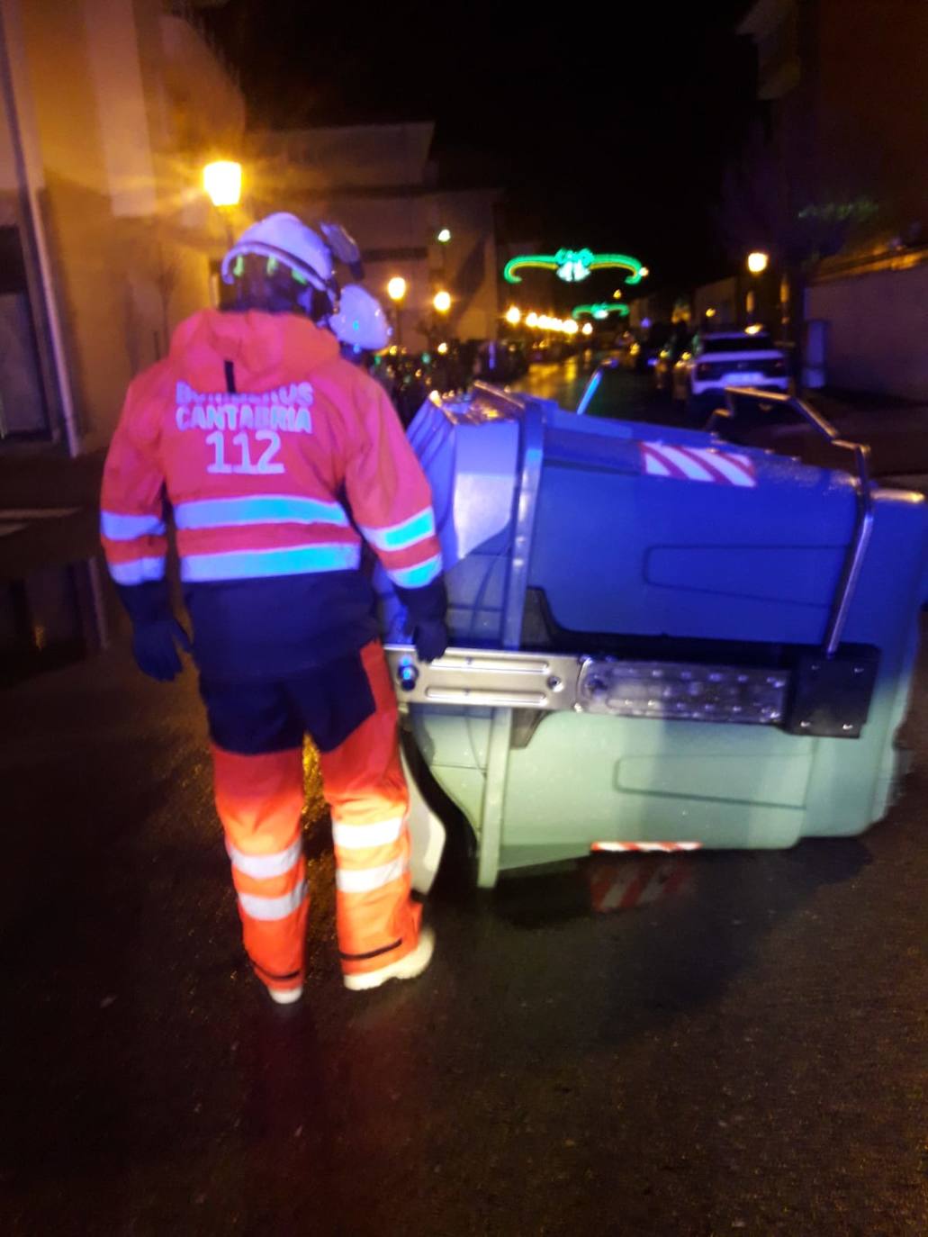 La nueva borrasca atlántica provoca enormes olas en el litoral cántabro y vientos huracanados. El argayo de Los Peligros está acordonado por precaución y el mordisco de arena en las playas sigue aumentando por la sucesión de temporales marítimos.