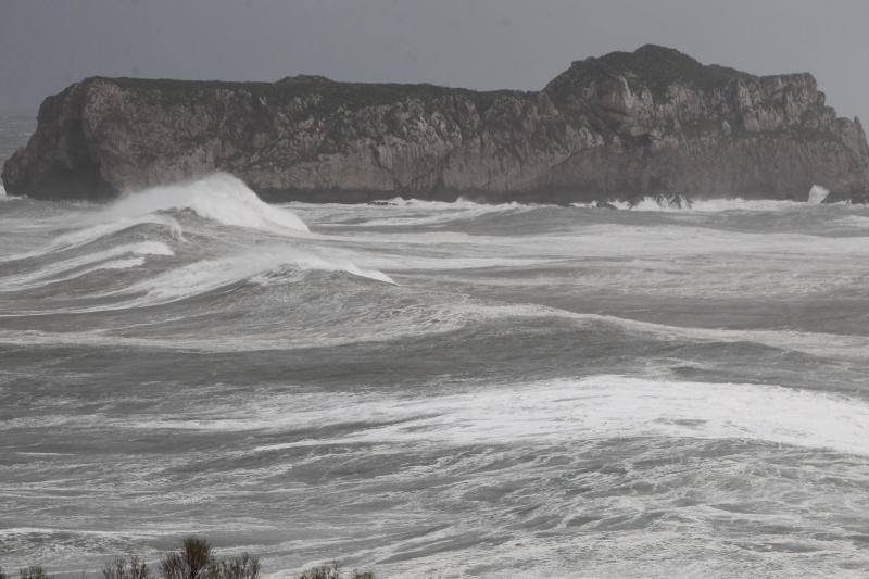 La nueva borrasca atlántica provoca enormes olas en el litoral cántabro (en las imágenes, Santander, Comillas y Suances), vientos huracanados en toda la franja costera y nieve en algunas zonas del interior. El argayo de Los Peligros está acordonado por precaución y el mordisco de arena en las playas sigue aumentando por la sucesión de temporales marítimos.