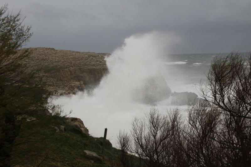 La nueva borrasca atlántica provoca enormes olas en el litoral cántabro (en las imágenes, Santander, Comillas y Suances), vientos huracanados en toda la franja costera y nieve en algunas zonas del interior. El argayo de Los Peligros está acordonado por precaución y el mordisco de arena en las playas sigue aumentando por la sucesión de temporales marítimos.