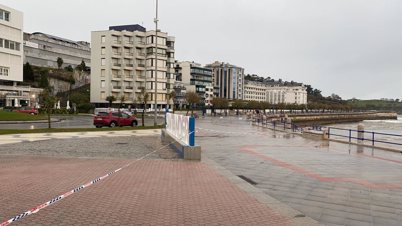 La nueva borrasca atlántica provoca enormes olas en el litoral cántabro y vientos huracanados. El argayo de Los Peligros está acordonado por precaución y el mordisco de arena en las playas sigue aumentando por la sucesión de temporales marítimos.