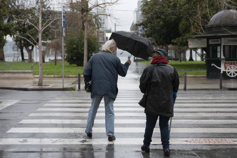 La nueva borrasca atlántica provoca enormes olas en el litoral cántabro (en las imágenes, Santander, Comillas y Suances), vientos huracanados en toda la franja costera y nieve en algunas zonas del interior. El argayo de Los Peligros está acordonado por precaución y el mordisco de arena en las playas sigue aumentando por la sucesión de temporales marítimos.